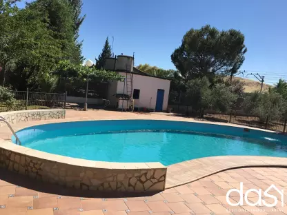 Chalet en Valdepeñas con Piscina y Amplia Parcela - Foto 2