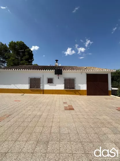 Chalet en Valdepeñas con Piscina y Amplia Parcela - Foto 5