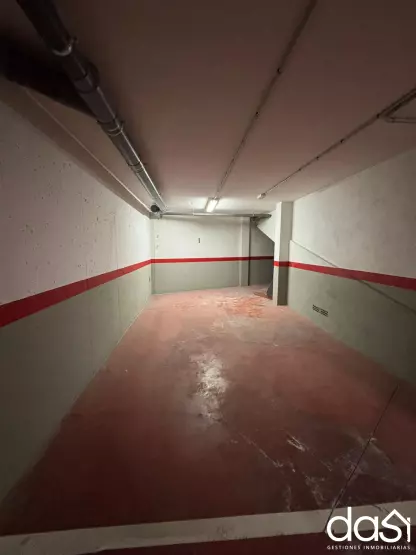 Se alquila amplia plaza de garaje, fácil de aparcar