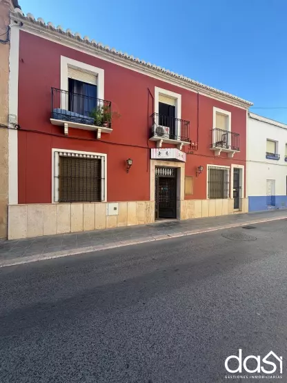Se vende vivienda con bar en la planta baja