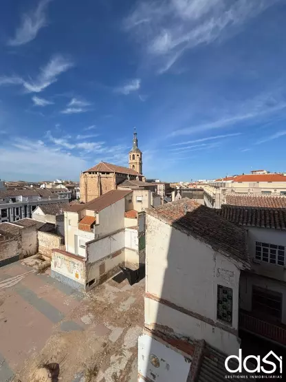 Se vende amplio piso en todo el centro de Valdepeñas - Foto 1