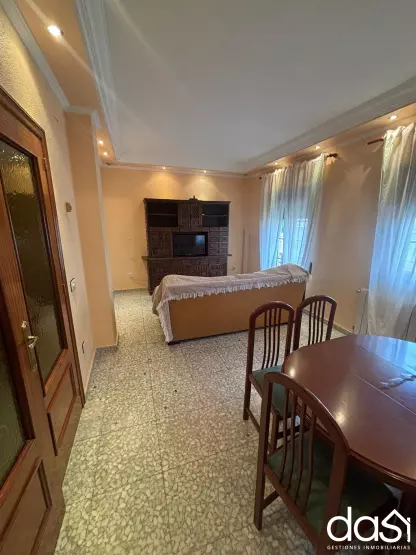 Se alquila casa, con nave gigante en planta baja y vivienda en primera planta de 3 dormitorios