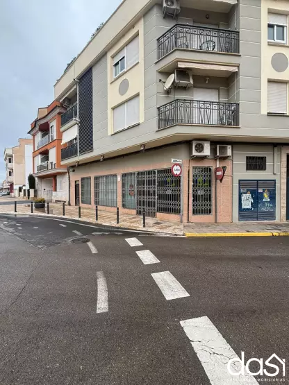 Se alquila estupendo local comercial en Valdepeñas