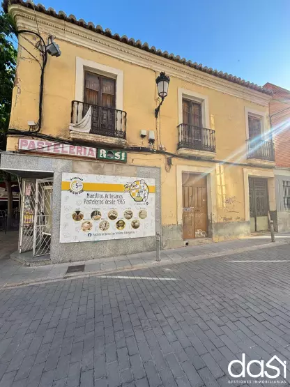 Vivienda con Estilo Tradicional y Amplios Espacios Exteriores - Foto 2