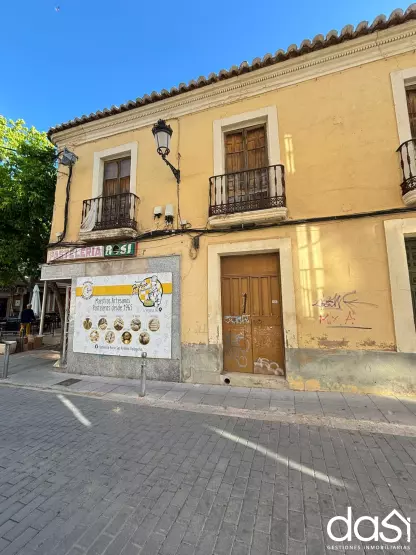 Vivienda con Estilo Tradicional y Amplios Espacios Exteriores - Foto 3