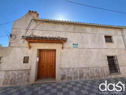 Casa tradicional con patio y gran potencial - Foto 1