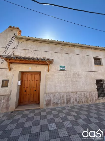 Casa tradicional con patio y gran potencial - Foto 3