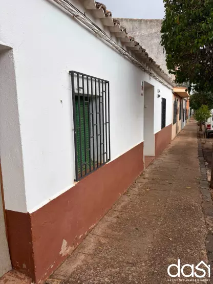 Propiedad con estancias amplias, patio, corral y pozo  - Foto 1