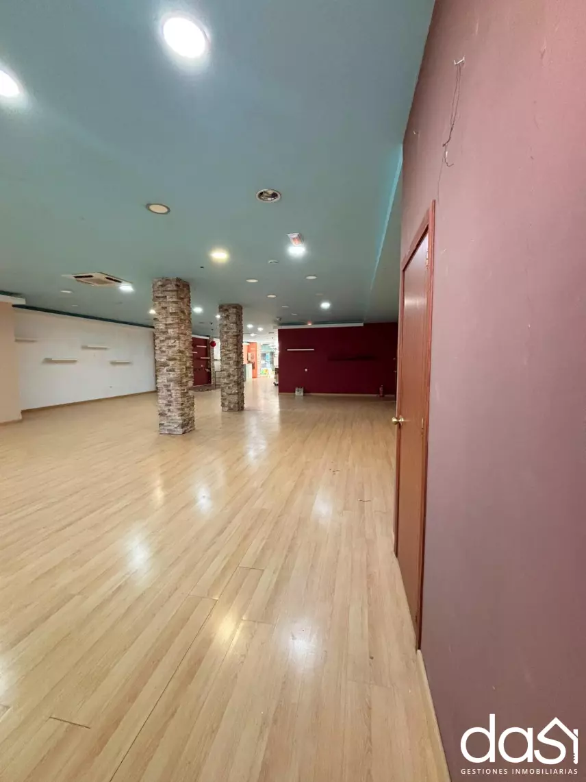 Local comercial en alquiler en Valdepeñas - Foto 3