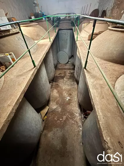 Espaciosa nave tradicional con gran potencial de adaptación - Foto 1