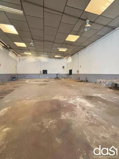 Excelente nave industrial diáfana con área de oficinas y servicios - Foto 2