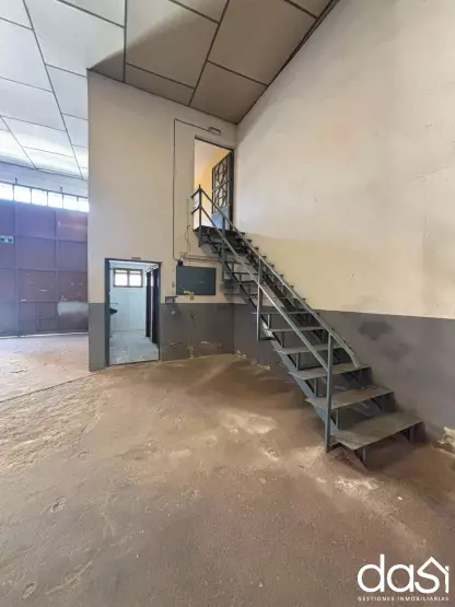 Excelente nave industrial diáfana con área de oficinas y servicios - Foto 4