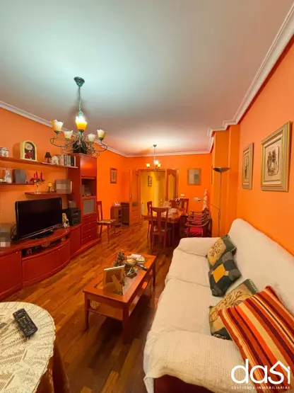 Piso de 3 dormitorios con trastero y acceso adaptado - Foto 1