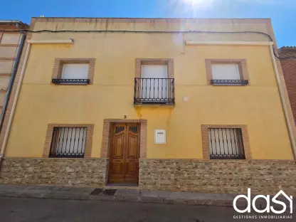 Espaciosa casa de pueblo de 270 m² con terraza, 5 habitaciones y acceso adaptado - Foto 1