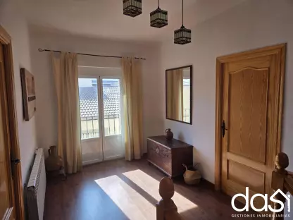 Espaciosa casa de pueblo de 270 m² con terraza, 5 habitaciones y acceso adaptado - Foto 2