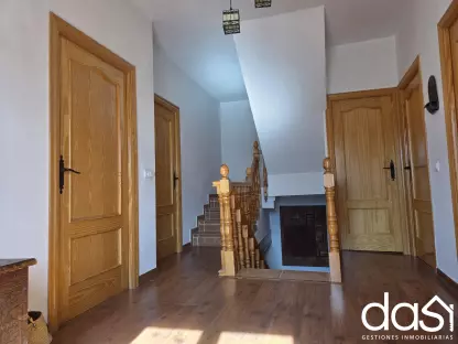 Espaciosa casa de pueblo de 270 m² con terraza, 5 habitaciones y acceso adaptado - Foto 3