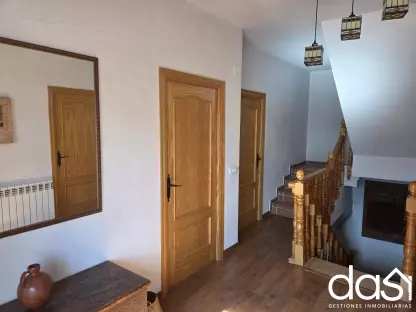 Espaciosa casa de pueblo de 270 m² con terraza, 5 habitaciones y acceso adaptado - Foto 4