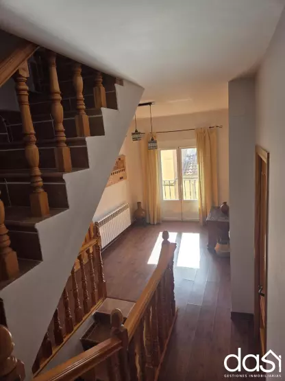 Espaciosa casa de pueblo de 270 m² con terraza, 5 habitaciones y acceso adaptado - Foto 5
