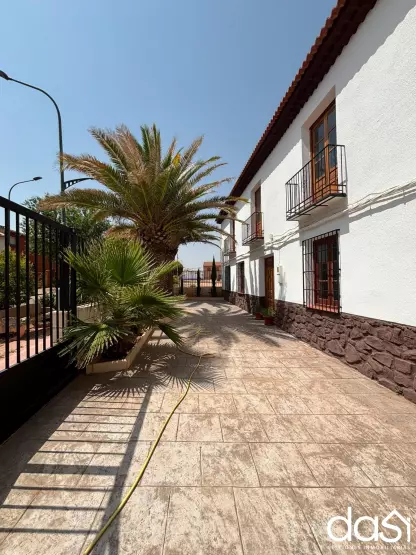 Oportunidad en Campo de Montiel: gran vivienda con patio - Foto 1