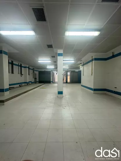 Espacioso local comercial de 260 m² con buena iluminación - Foto 1