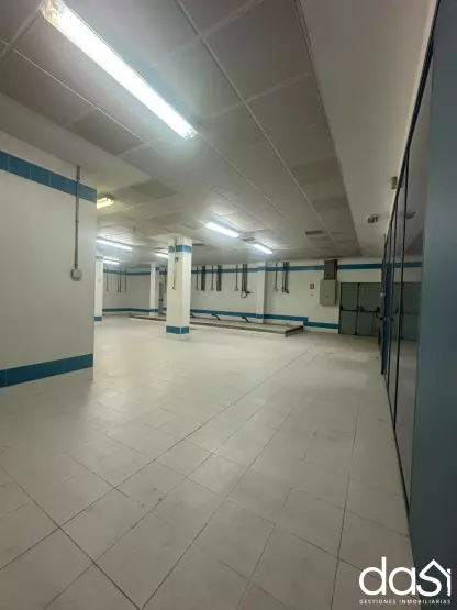 Espacioso local comercial de 260 m² con buena iluminación - Foto 5