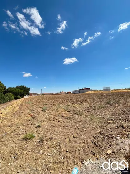 Gran parcela urbana a pie de carretera - Foto 1