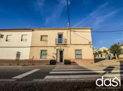 Venta de casa adosada orientada al sur con amplias estancias y patio - Foto 1