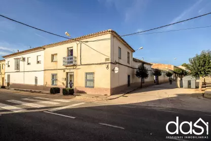 Venta de casa adosada orientada al sur con amplias estancias y patio - Foto 2