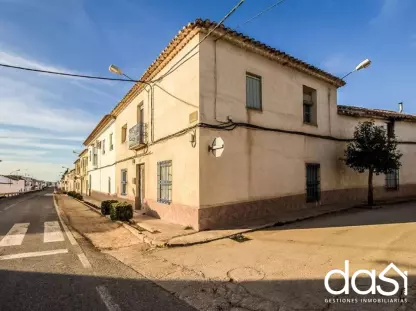 Venta de casa adosada orientada al sur con amplias estancias y patio - Foto 3
