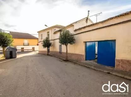 Venta de casa adosada orientada al sur con amplias estancias y patio - Foto 4