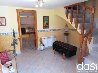 ¡Gran oportunidad en Alcubillas! Espaciosa vivienda con patio privado - Foto 1