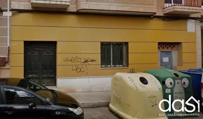 Oportunidad de negocio: Amplio local comercial a pie de calle