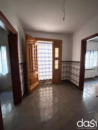 Venta De Casa distribuida en tres plantas con azotea - Foto 1