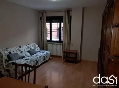 Se alquila piso en pleno corazón de Valdepeñas - Foto 1