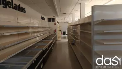 Espacioso local comercial con almacén y opción de parking privado - Foto 2