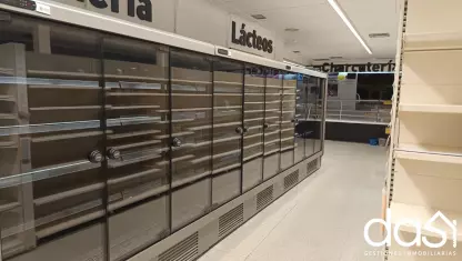 Espacioso local comercial con almacén y opción de parking privado - Foto 4