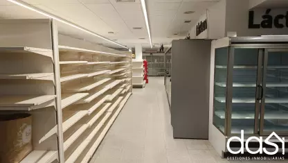 Espacioso local comercial con almacén y opción de parking privado - Foto 5