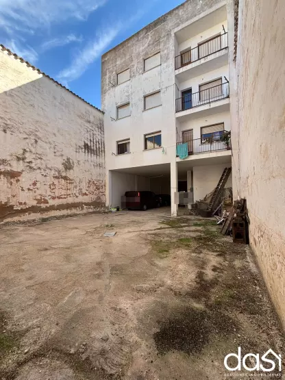 Se Vende Amplia cochera con zona cubierta y patio privado - Foto 2