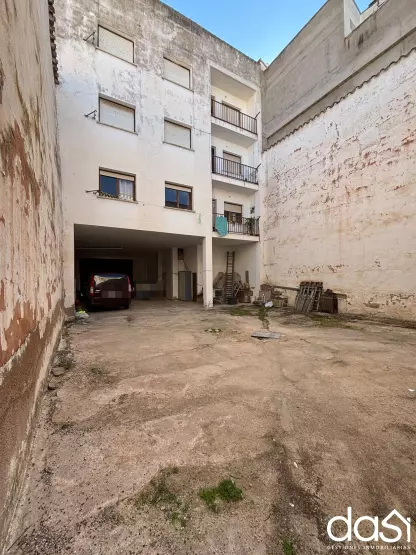 Se Vende Amplia cochera con zona cubierta y patio privado - Foto 3