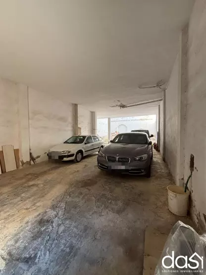 Se Vende Amplia cochera con zona cubierta y patio privado - Foto 5
