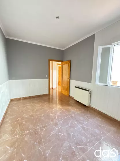 Venta De Amplia vivienda en planta baja con 3 dormitorios, patio y garaje - Foto 2