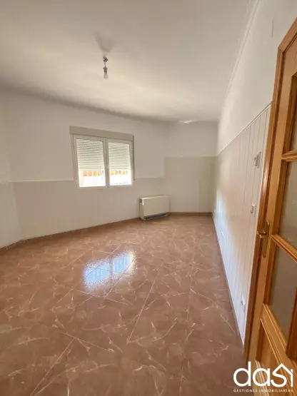 Venta De Amplia vivienda en planta baja con 3 dormitorios, patio y garaje - Foto 3