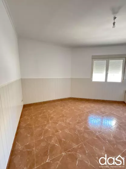 Venta De Amplia vivienda en planta baja con 3 dormitorios, patio y garaje - Foto 4